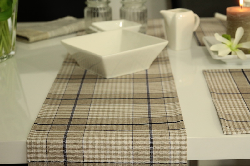 Blaue Tischläufer perfekt gemustert in Basic TiDeko® Tischdecken | Markenqualität + Tischdecken-Shop.de