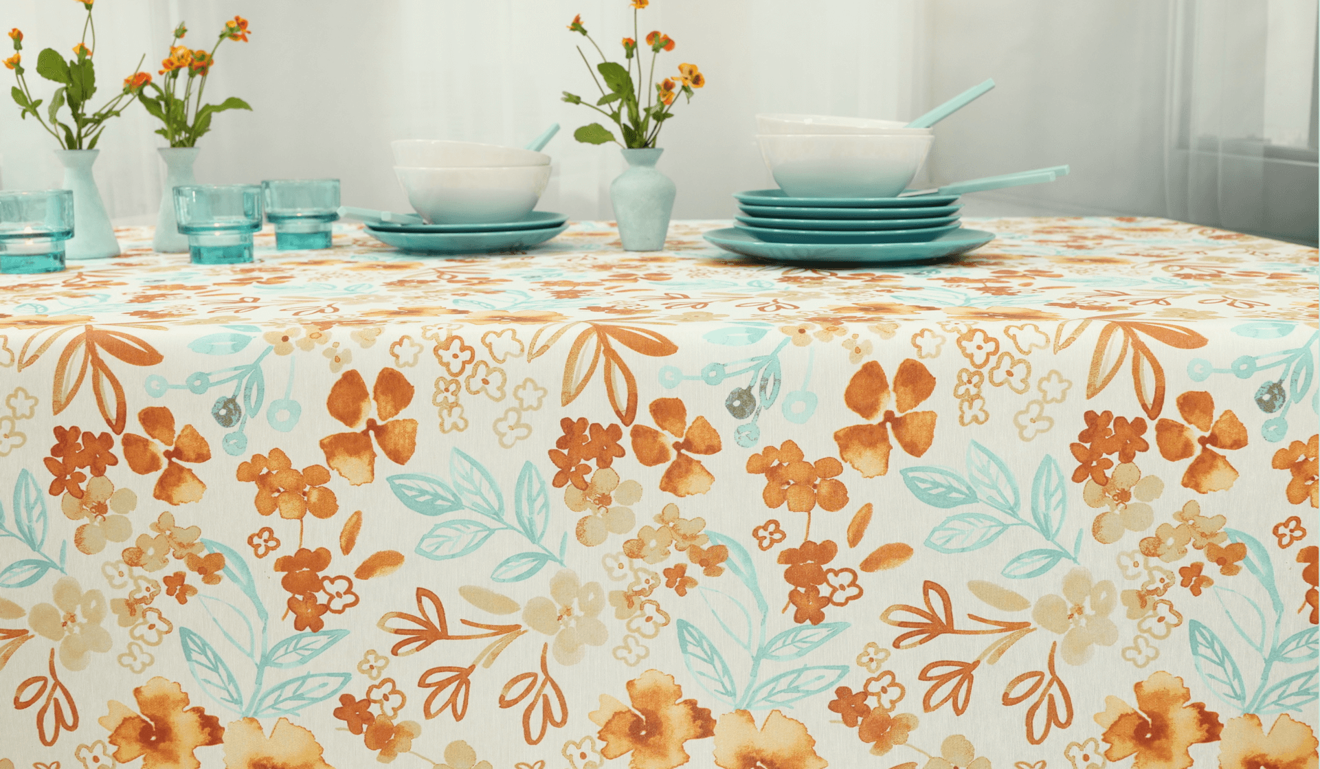 Moderne abwaschbare Tischdecke. Wunderschönes Muster mit Blumen und Blüten