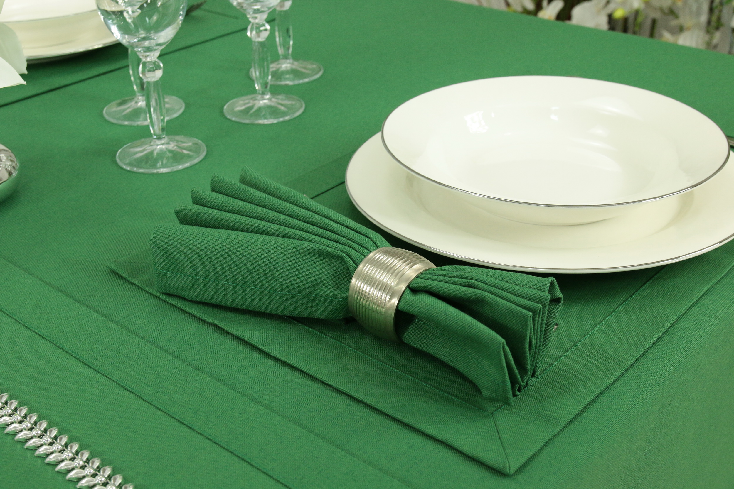 Eine Grüne Weihnachtstischdecke bleibt TiDeko® immer im Tischdecken-Shop.de. Markenqualität Trend Tischdecken 